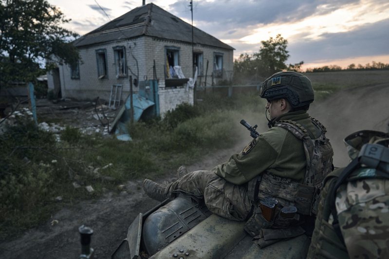 俄羅斯在烏克蘭東部盧甘斯克州扶植的政府官員今天指出，烏軍砲擊當地造成一個村落5人喪生。圖為烏克蘭東部盧甘斯克州前線。美聯社