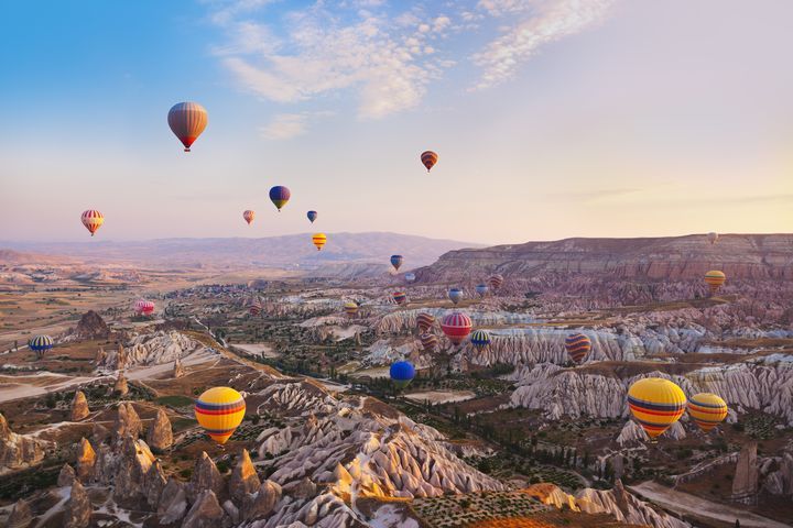 搭乘熱氣球以360度視野，飽覽卡帕多奇雅驚人景觀。　圖：shutterstock／來源