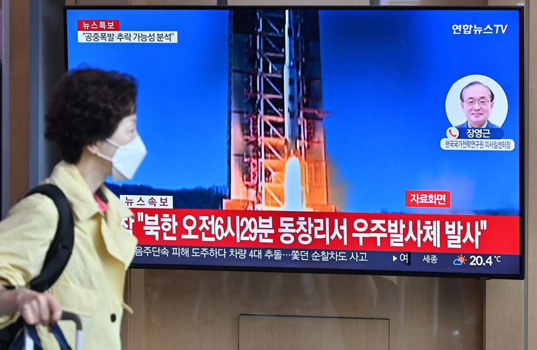 北韓31日表示，北韓當天早上發射一枚「間諜衛星」時發生意外，第二節火箭故障。圖為...