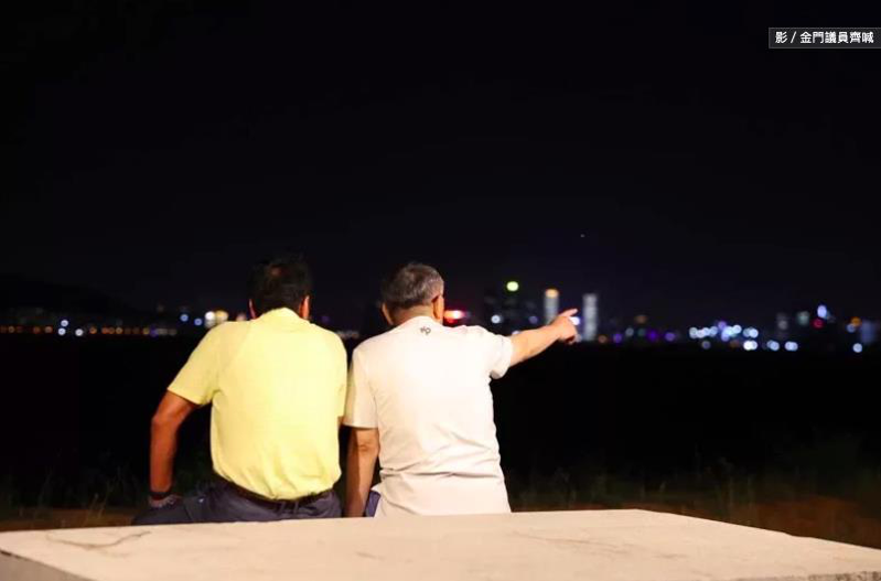 民眾黨主席柯文哲（右）與鴻海創辦人郭台銘（左）昨晚在小金門的貓公石海邊「夜會」。圖／取自郭台銘臉書