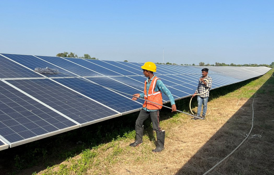 印度正考慮大砍對太陽能面板課徵的進口稅率一半，並尋求調降太陽能裝置的產品與服務稅...