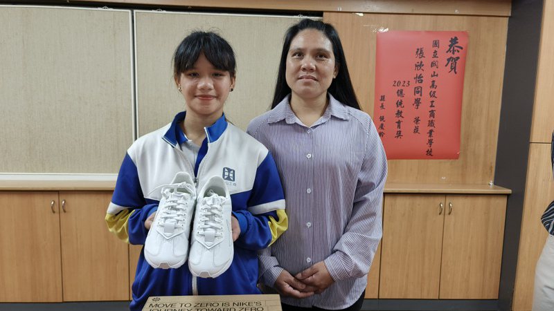 張欣怡(左)由母親陪同，拿著縣長贈送的跑鞋表示，希望穿上這雙鞋，能在跑步上拿下更好成績。記者卜敏正／攝影