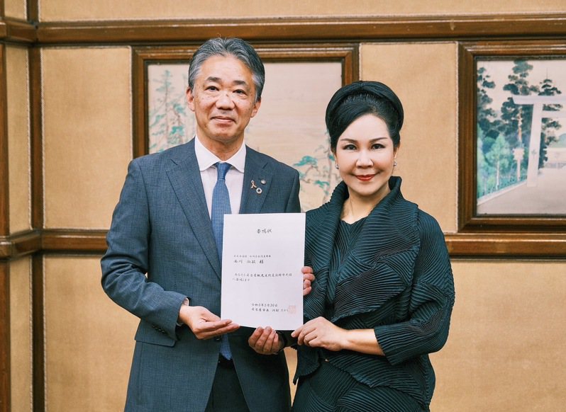 西川淑敏(右)榮獲名古屋市政府頒發「名古屋觀光文化交流特命大使」。西川淑敏提供