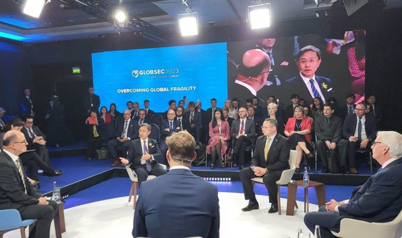 外交部次長李淳以「烏克蘭和台灣：何以全球團結至關重要」為題發表演說並參與座談。圖／外交部提供