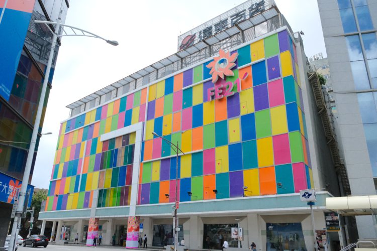 1972年開業的遠百寶慶店今年邁入51年，是全台現存最悠久的百貨，為了轉型蛻變，今年7月下旬將是最後營業日，8月確定拆除原地改建。記者江佩君／攝影