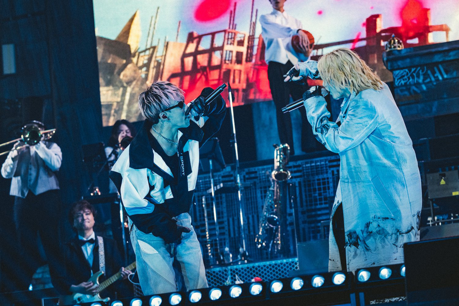日本歌手SKY-HI（右）携手嘻哈好友ZI在演唱会上演出。图／爱贝克思提供