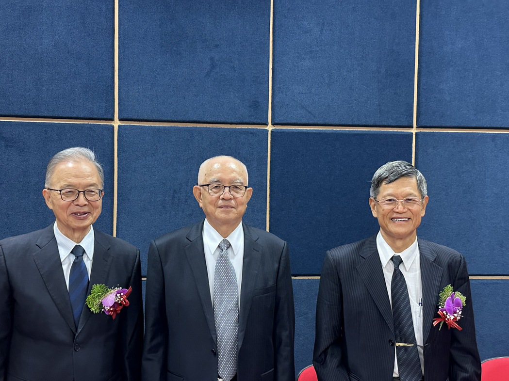 正新股東會後，董事長陳榮華（左起）、陳秀雄和羅才仁共同接受訪問，看好正新未來前景...
