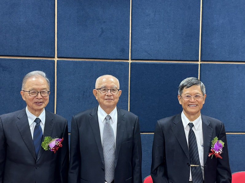 正新股東會後，董事長陳榮華（左起）、陳秀雄和羅才仁共同接受訪問，看好正新未來前景（邱馨儀攝）