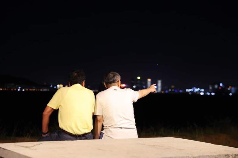 鴻海創辦人郭台銘（左）在金門邀民眾黨主席柯文哲（右）看海，遠望對岸廈門燈火。圖／取材自郭台銘臉書