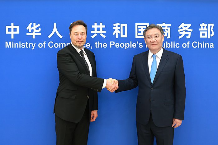 圖左為特斯拉創辦人馬斯克，右為中國大陸商務部部長王文濤。（大陸商務部網站）
