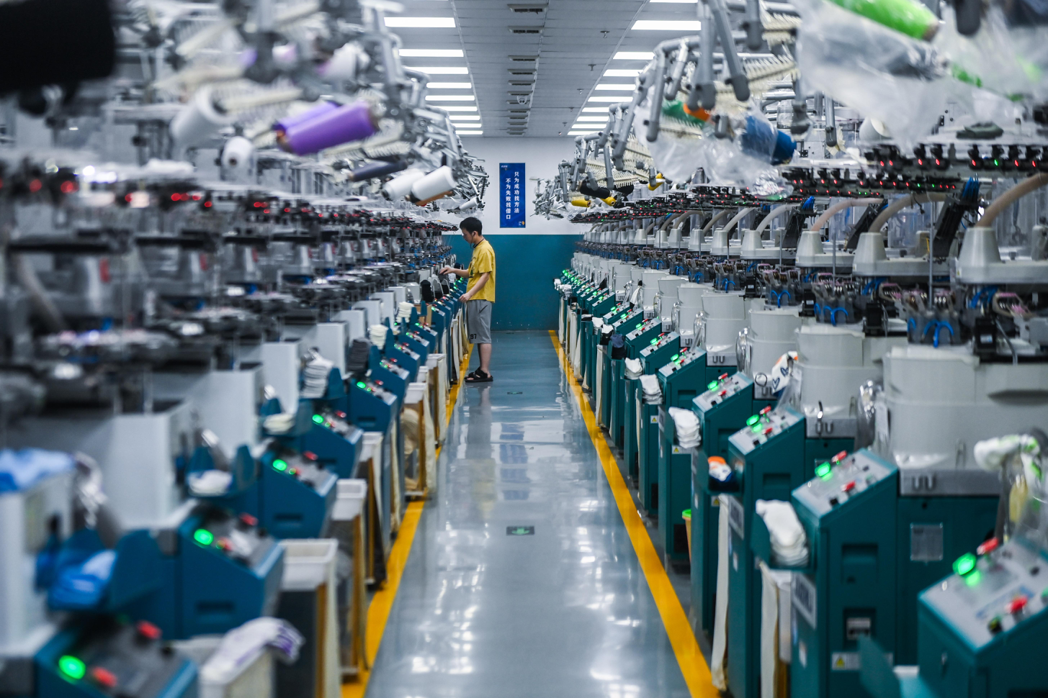 大陸5月製造業PMI降至48.8，低於預期。圖為浙江諸暨一家紡織廠。（新華社）