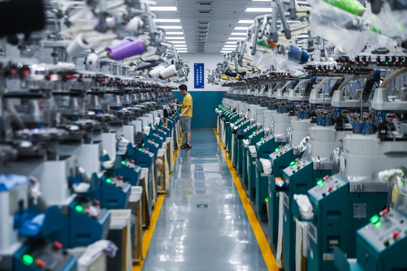 大陸5月製造業PMI降至48.8，低於預期。圖為浙江諸暨一家紡織廠。（新華社）