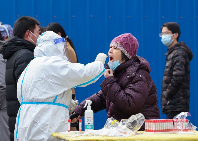 圖為此前北京一處街頭常態化核酸檢測點，市民接受檢測。 取自中新社