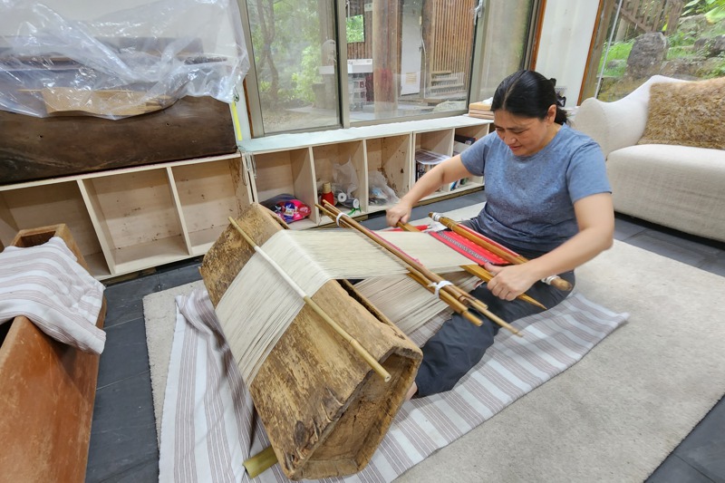 林淑莉以「地機」示範傳統泰雅編織工藝。記者胡蓬生／攝影