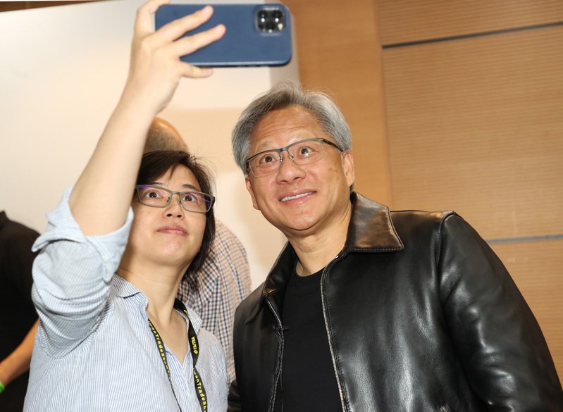 圖為輝達執行長黃仁勳（右）在台灣出席全球媒體與分析師見面會，會前走出場外和媒體話家常，對於合影來者不拒。記者曾吉松／攝影