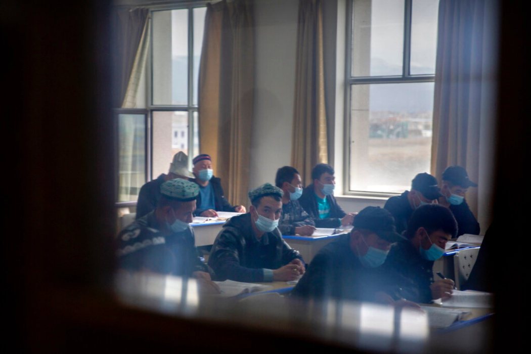 2021年4月19日中國政府組織外國記者訪問新疆期間，安排外媒拍攝維吾爾學生學習...