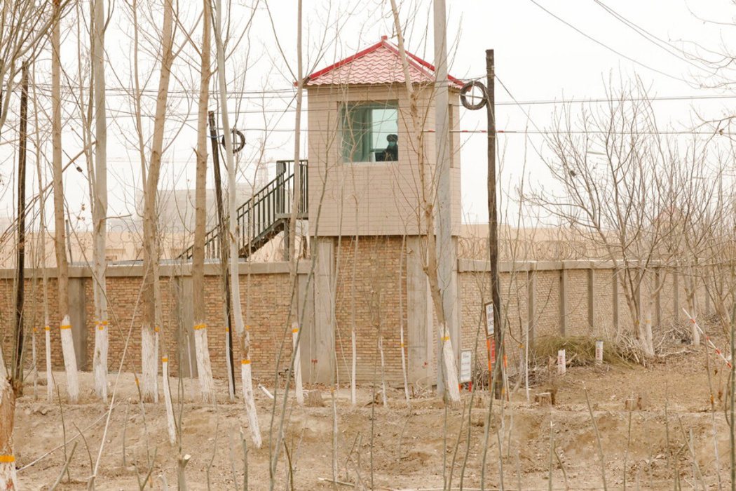 新疆莎車縣拘留所周圍的塔樓，一名守衛進行監看工作。 圖／美聯社  