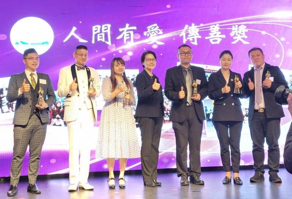 北市前副市長黃珊珊(右四)頒發人間有愛傳善獎予得奬企業代表。