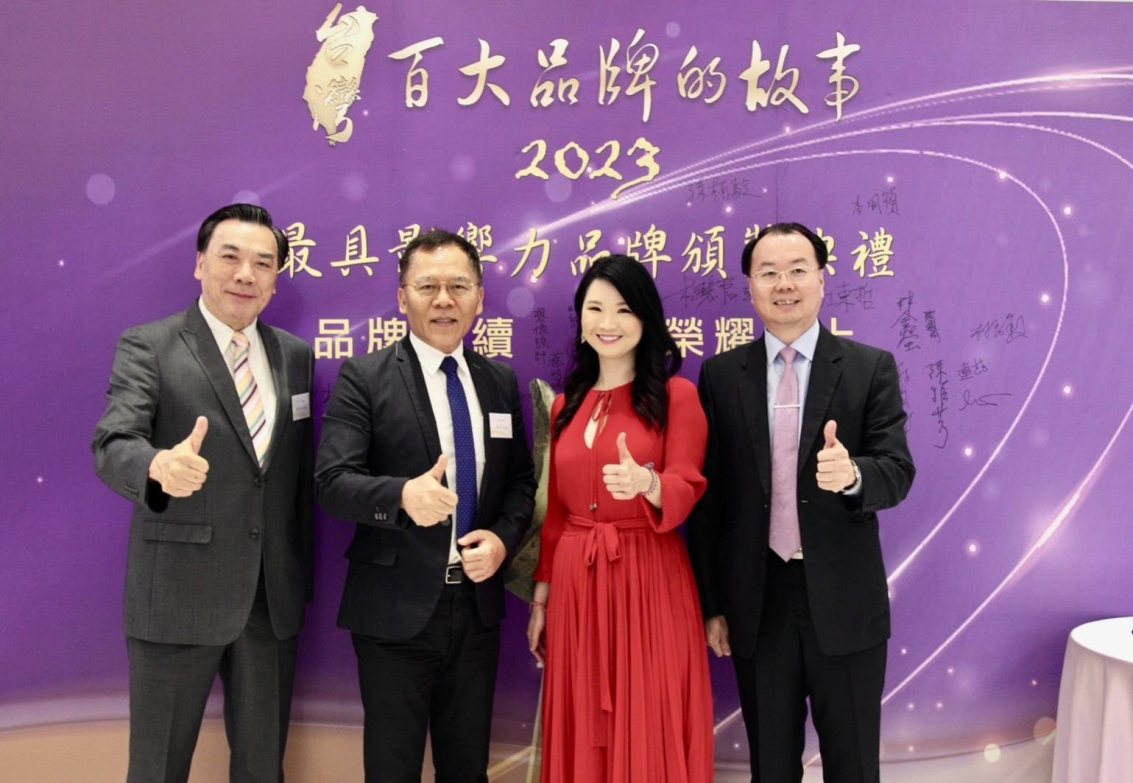 1111人力銀行董事長張銀來(左起)與北市副秘書長王秋冬出席「2023台灣百大品牌的故事暨最具影響力品牌」頒獎典禮。