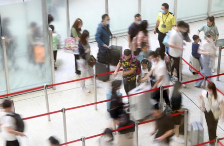 這幾年大陸力推大灣區鎔核，圖為香港旅客經香港西九龍高鐵站前往大陸。
     新華社