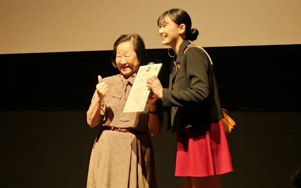 中國科大董事長上官永欽頒發最佳劇情片奬予「阿公，你怎麼沒感覺」劇組。
