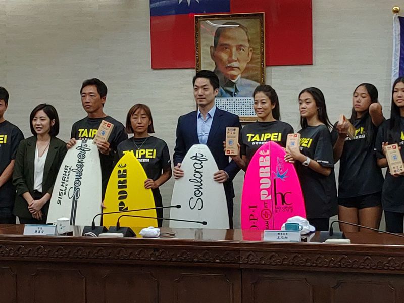 台北市長蔣萬安今天上午接見台北市滑水協會。記者林麗玉/攝影