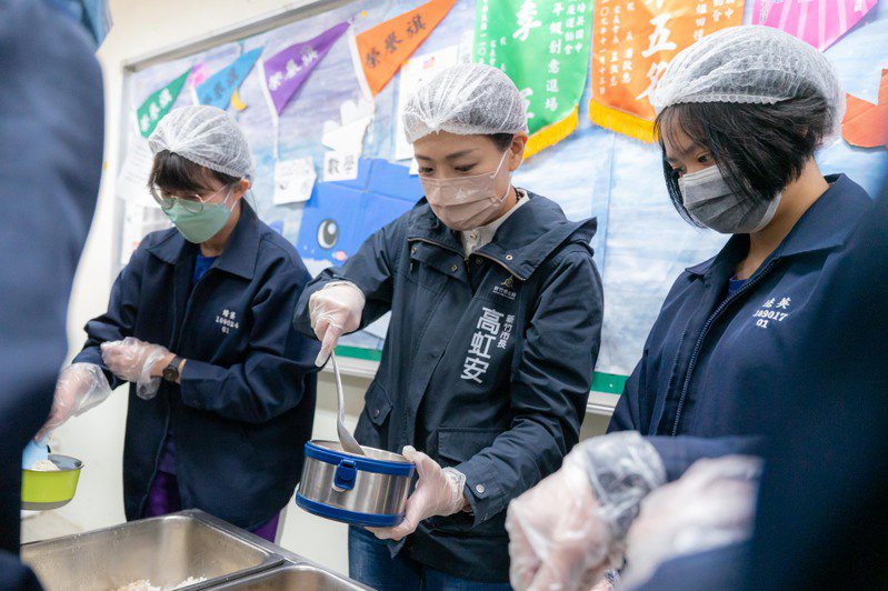 新竹市長高虹安今年宣布將自112學年度起調高國中、小營養午餐每餐費用，讓孩子吃得飽也要吃得好。圖／竹市府提供