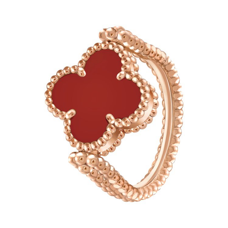 Alhambra玫瑰金雙面戒指，一面為璣鏤雕花玫瑰金搭配鑽石，另一面鑲嵌紅玉髓，約15萬6,000元。圖／梵克雅寶提供