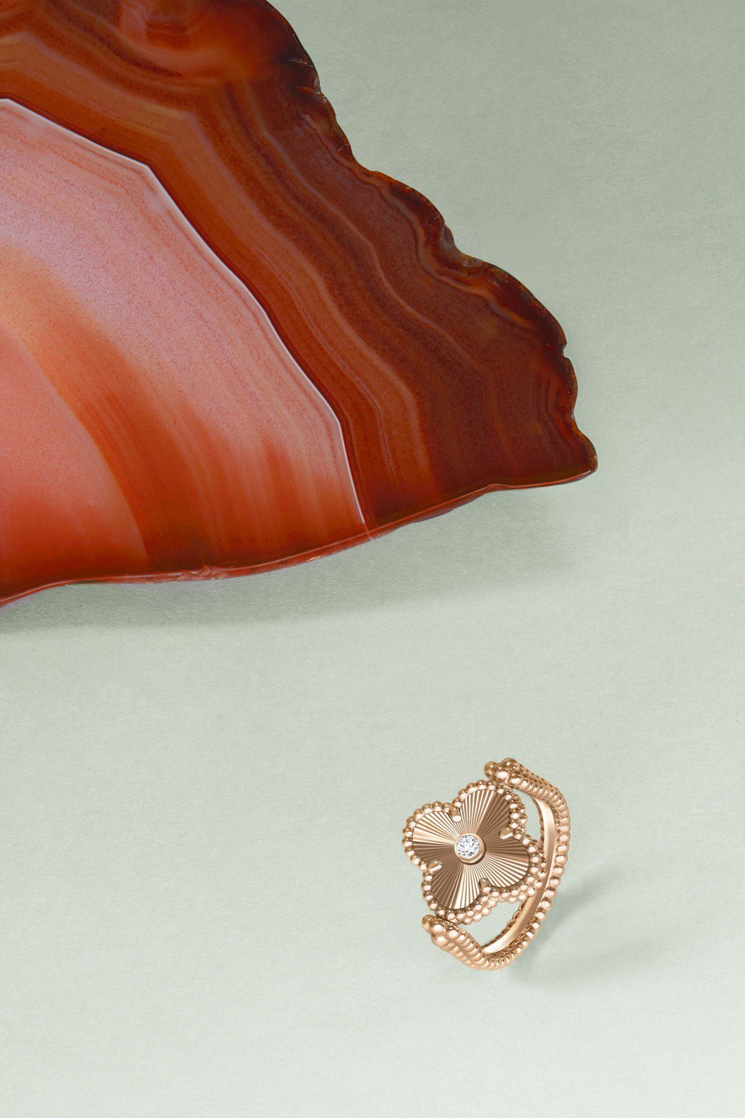 Alhambra玫瑰金雙面戒指，一面為璣鏤雕花玫瑰金搭配鑽石，另一面鑲嵌紅玉髓，...