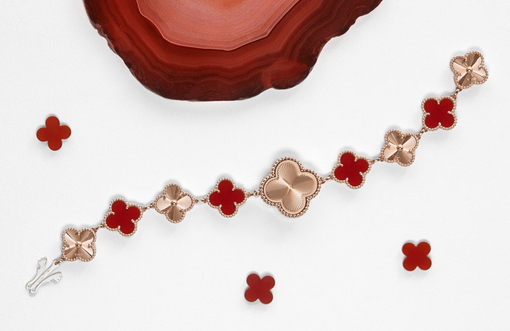 Sweet Alhambra腕表，玫瑰金搭配璣鏤雕花玫瑰金及紅玉髓，瑞士石英機芯...