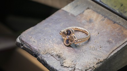 Vintage Alhambra雙面戒指在環環緊扣的繁複工序下誕生，展現珠寶的典雅氣韻和百變魅力，延續世家可轉換式作品的傳統。圖／梵克雅寶提供