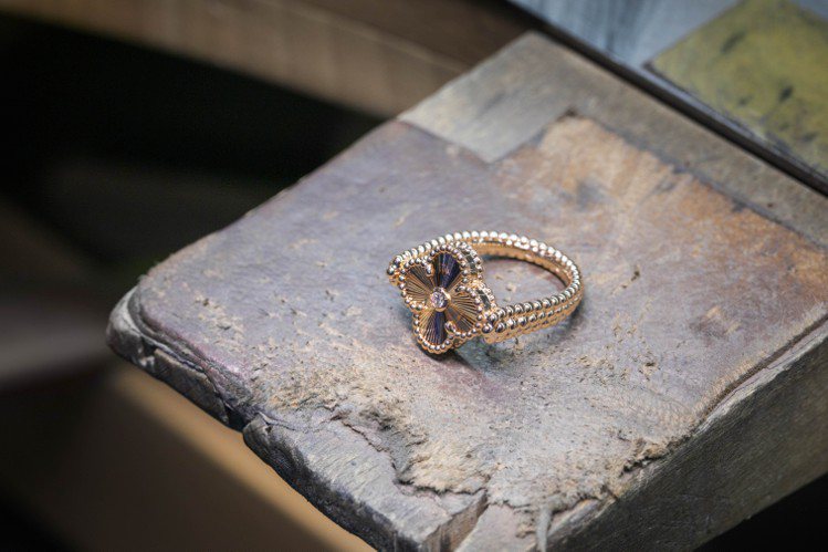 Vintage Alhambra雙面戒指在環環緊扣的繁複工序下誕生，展現珠寶的典...