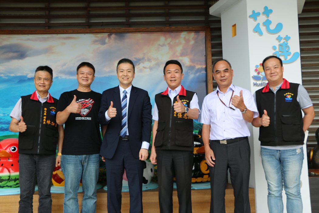 韓國易斯達航空台北分公司支店長王君本（左三）、亞洲航空公司經理張心威（左二）到花...