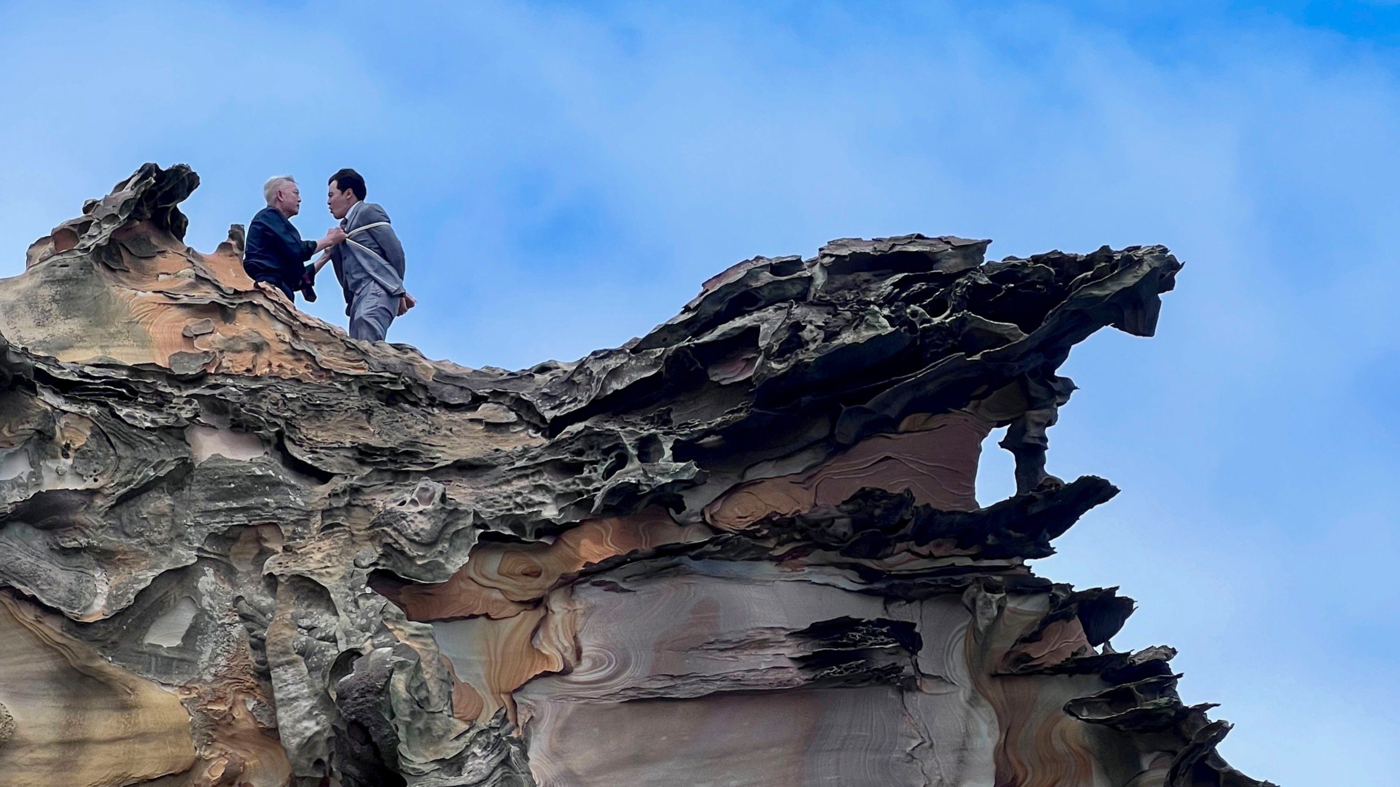 李国超(左)“市井豪门”绑走黄文星，2人在悬崖边谈判。图／民视提供