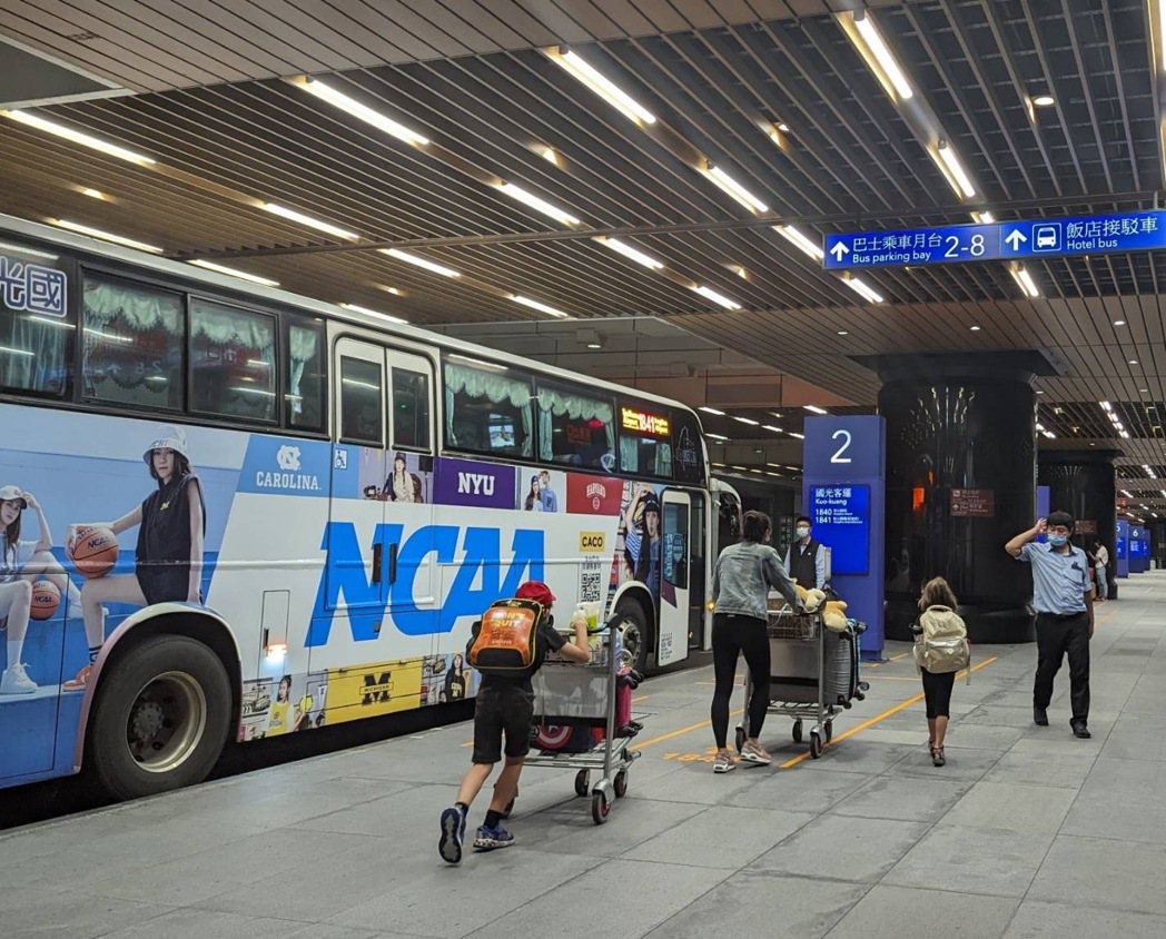 桃園機場因應旅客量增加，自今(1)日起陸續增加聯外客運巴士班次。桃園機場公司提供