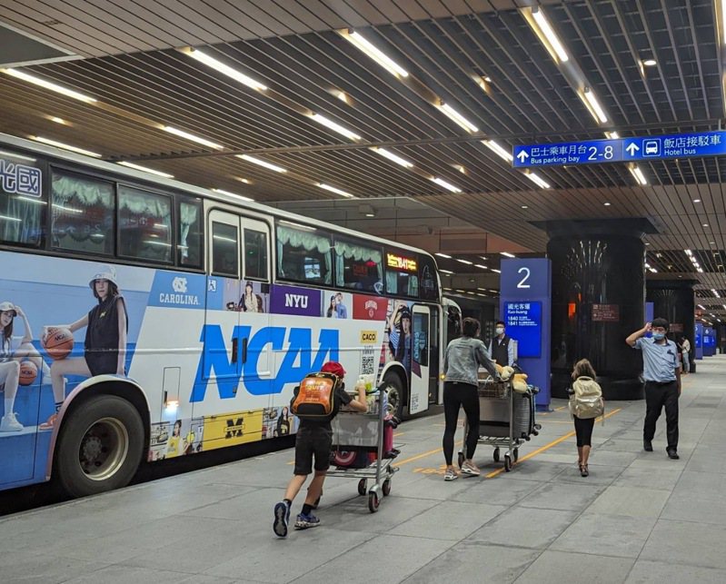 桃園機場因應旅客量增加，自今(1)日起陸續增加聯外客運巴士班次。圖／桃園機場公司提供