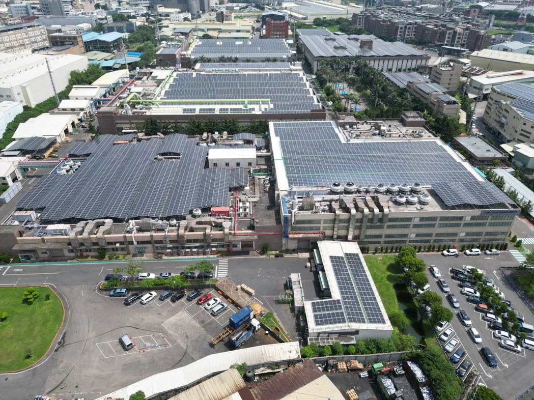 中美晶與日立冷氣攜手，  打造台灣空調業界最大太陽能光電場域。圖/中美晶提供