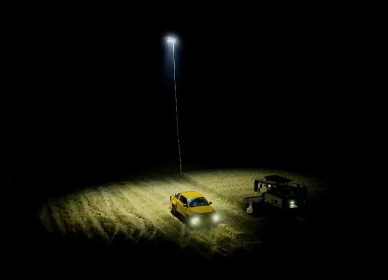 河南近日積極動員搶收小麥，無人機半夜在麥田協助照明收割機作業。（圖／取自「國家電網」微信公眾號）