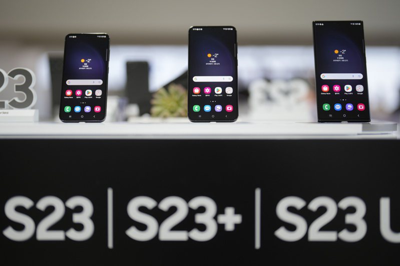 研究機構Counterpoint發布三星今年最新旗艦手機Galaxy S23的拆解報告，台積電為最關鍵的大贏家。（美聯社）