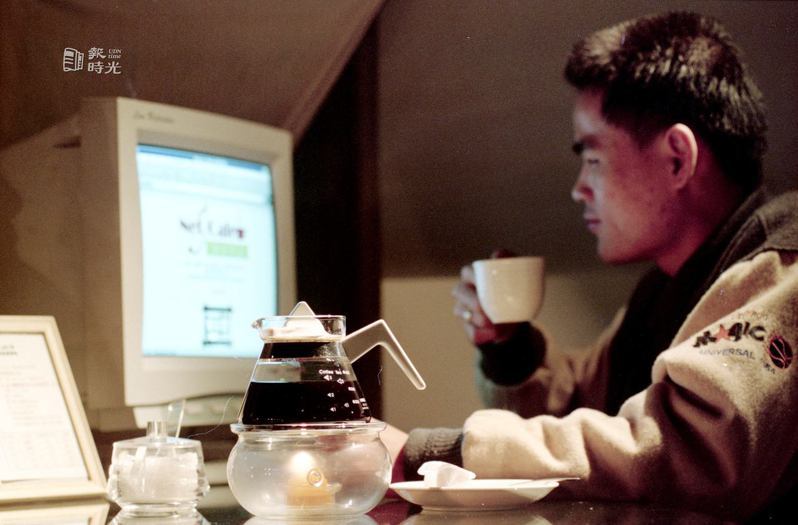 業者為了將飲食和電腦網路結合在一起所成立的第一家網路咖啡屋。圖＼聯合報系資料照（1996/4/10　徐世經攝影）