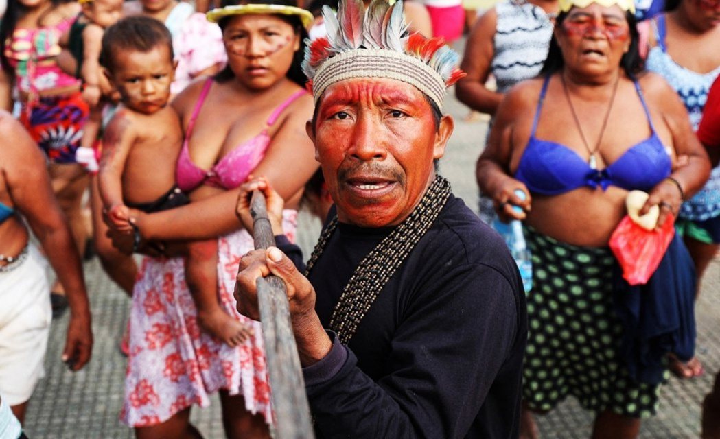 博索納羅執政時期，亞馬遜雨林原住民部落的安全急速惡化，圖為出面抗爭、批評博索納羅...
