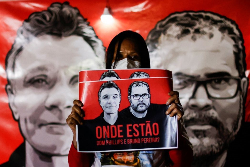 菲利普斯與佩雷拉自2022年6月失蹤後，引起巴西國內關注，圖為抗議者高舉「Ond...