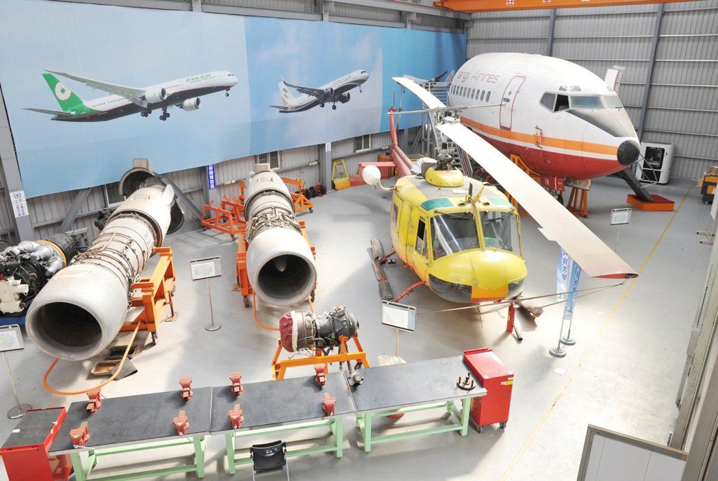 該校機棚内的波音737實體飛機發動機、旋翼型實體機體。 萬能科大/提供。