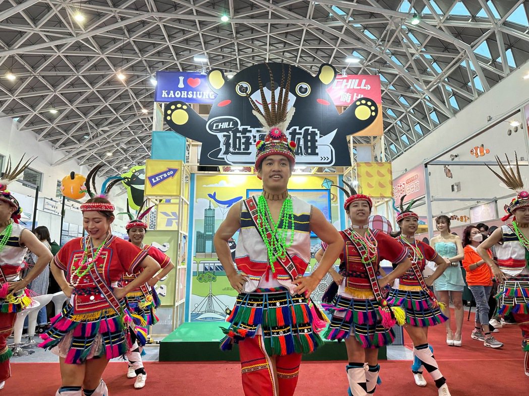 南台灣最有活力的原住民舞團-祖韻文化樂團，在高雄館表演開幕舞蹈。