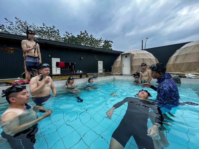 圖／自由潛水課程除了熟悉平壓，也需在泳池中練習水下昏迷救援技巧，才能考過證照。鯨...