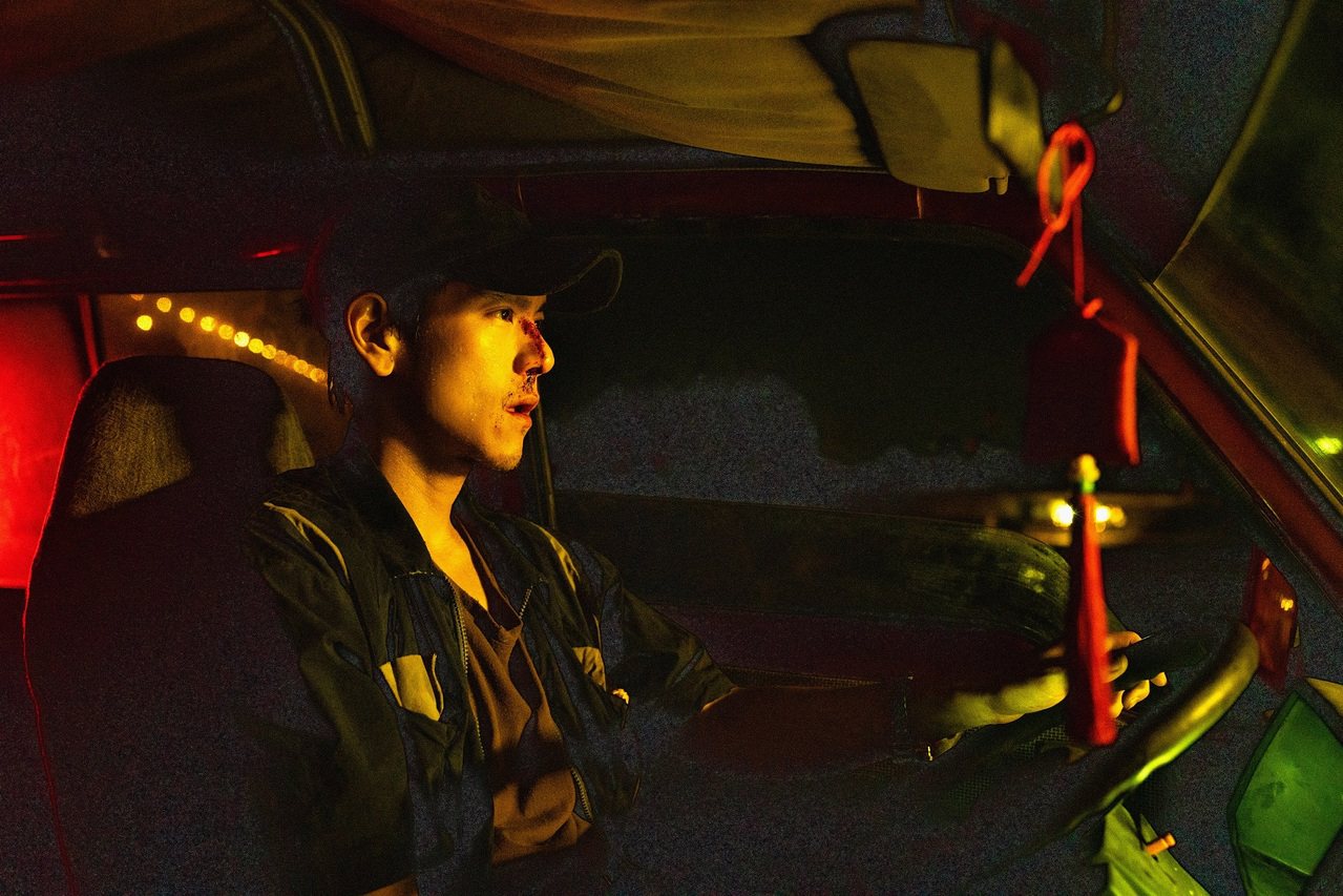 彭于晏在《熱帶往事》飾演冷氣維修工人，在片中有不少獨角戲。圖／華映娛樂提供