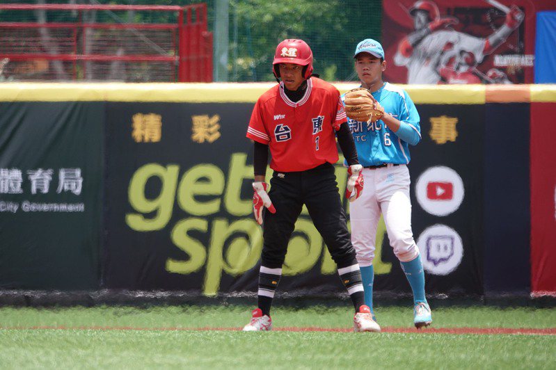112年玉山盃全國青棒錦標賽4強戰2日登場，台東縣隊外野手黃柏元（前）面對新北市隊打出超前比數二壘打，幫助球隊搶勝、闖進冠軍戰。中央社