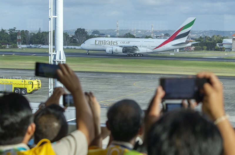 阿聯酋航空巨無霸A380機型的客機昨天首次降落在峇里島機場，吸引許多航空迷到跑道周圍拍照。 歐新社