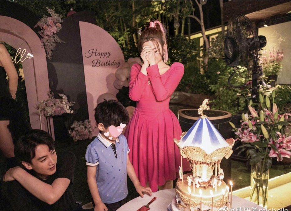 陳妍希(右)過生日一家三口到齊十分甜蜜。圖／摘自微博