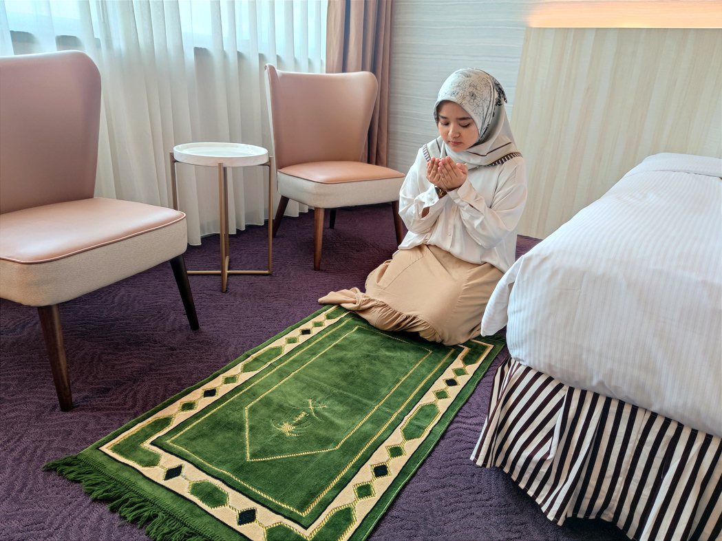 穆斯林旅客使用飯店提供之禮拜毯進行禮拜。北市觀光傳播局提供
